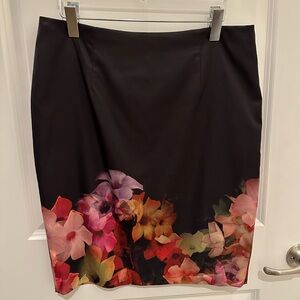 Ted Baker - Size 4, Floral Pencil Skirt
Sizing is 1 through 5